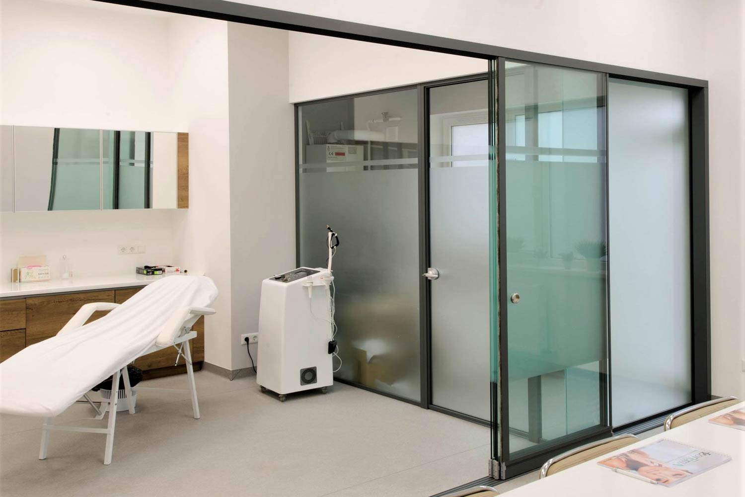 Sistem OPK instalat pe terasa exterioara moderna – Pergola Lux